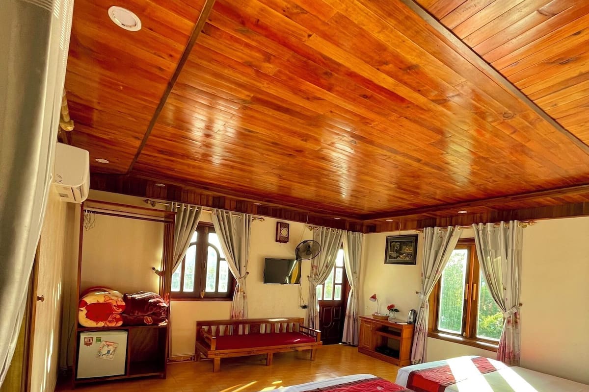 Kamar Keluarga, 2 Tempat Tidur Queen | Minibar, brankas, meja kerja, dan kedap suara