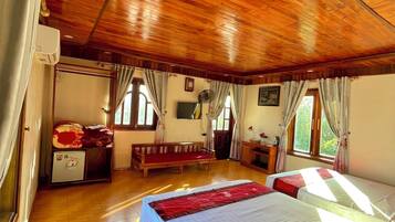 Family Room, 2 Queen Beds | Minibar, in-room safe, desk, soundproofing