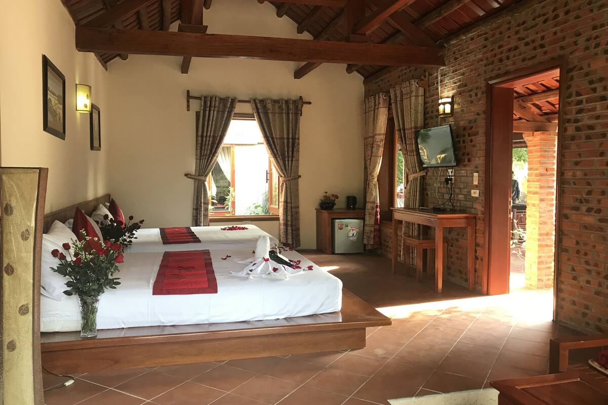 bungalow | bathroom | shower, free toiletries, hair dryer, slippers