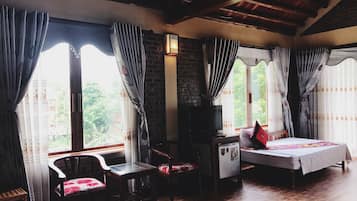 Family Room | Minibar, in-room safe, desk, soundproofing