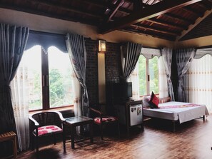 Kamar Keluarga | Minibar, brankas, meja kerja, dan kedap suara