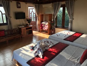 Familienzimmer | Minibar, Zimmersafe, Schreibtisch, schallisolierte Zimmer