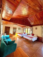 Habitación familiar, 2 camas de matrimonio | Minibar, caja fuerte, escritorio y sistema de insonorización