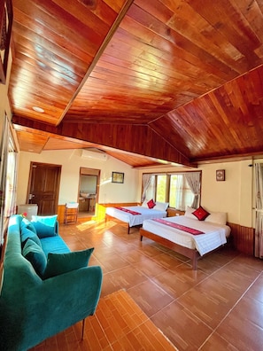 Kamar Keluarga, 2 Tempat Tidur Queen | Minibar, brankas, meja kerja, dan kedap suara