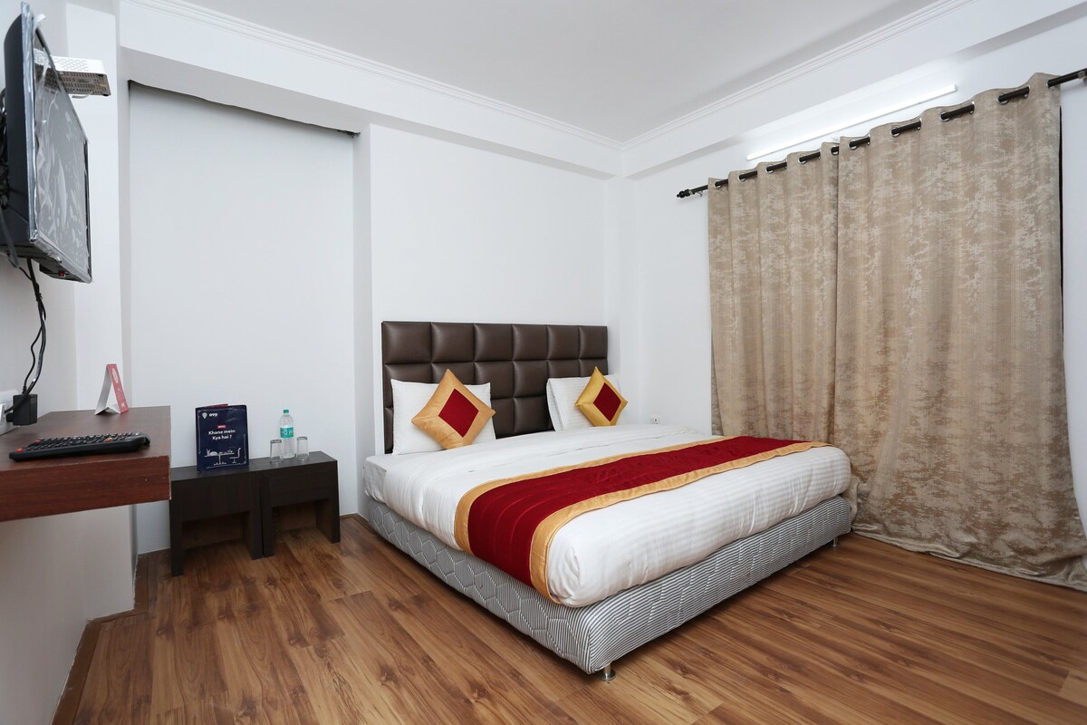 Standard Double Room | Desk