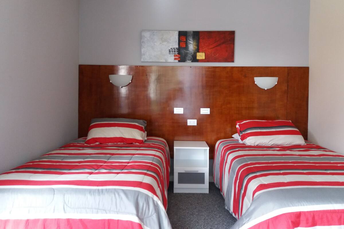 Superior-Zweibettzimmer, 2 Einzelbetten | Schreibtisch, Zustellbetten, kostenloses WLAN