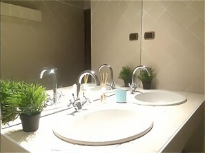Apartment, 3 Schlafzimmer | Badezimmer | Dusche, Bidet, Handtücher