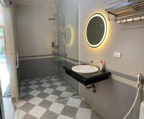 Douche, douche à « effet pluie », articles de toilette de luxe