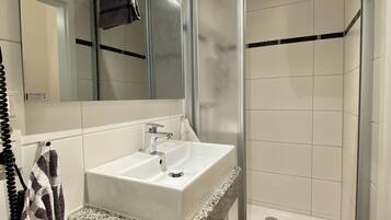 Comfort-Doppelzimmer, mit Bad | Badezimmer