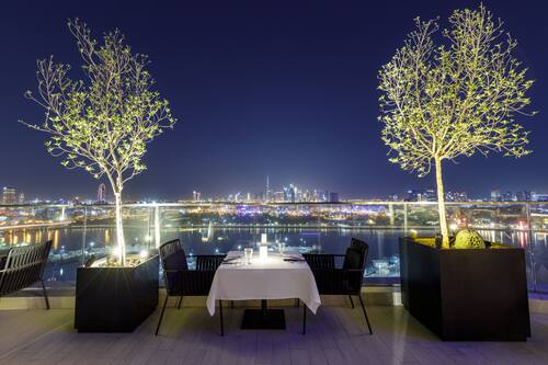2 restaurants; breakfast, lunch, dinner, and brunch served