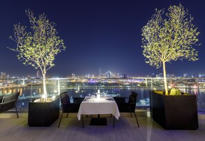 2 restaurants, breakfast, lunch, dinner served; international cuisine - Al Bandar Arjaan by Rotana - Dubai Creek (Dubai)