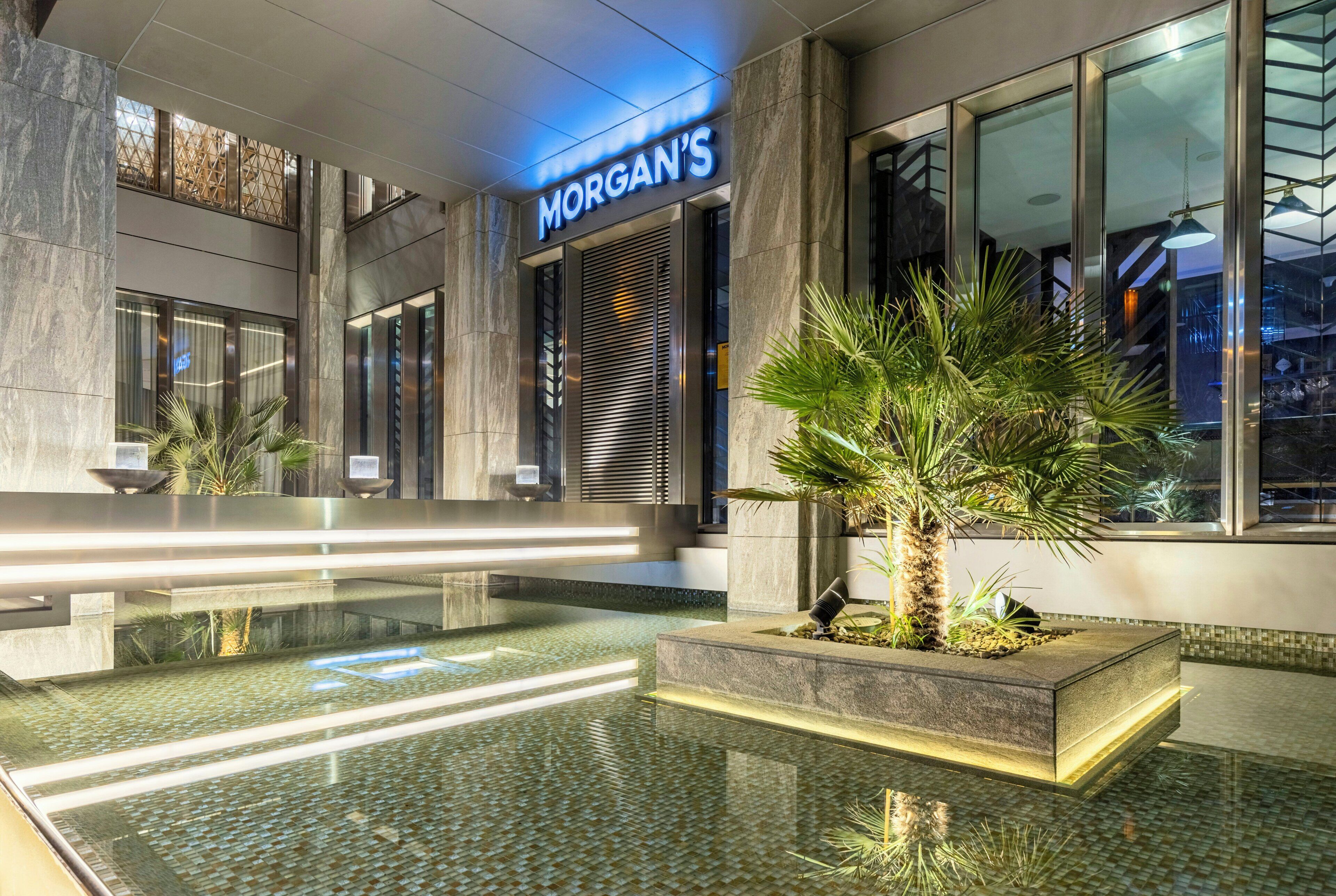 Cocktail bar, poolside views, open daily