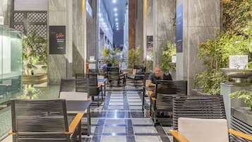 2 间餐厅,供应早餐、午餐和晚餐,国际美食
