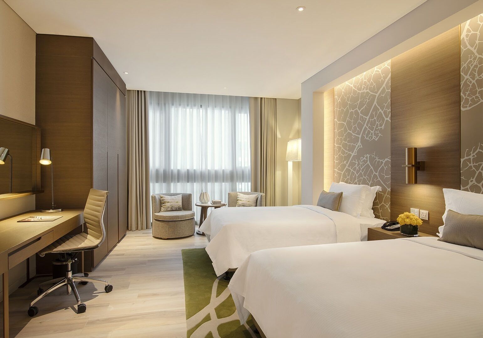 Sengetøy av topp kvalitet, senger med overmadrass og safe på rommet