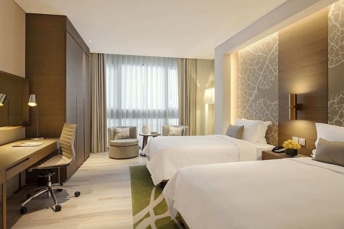 Sengetøy av topp kvalitet, senger med overmadrass og safe på rommet