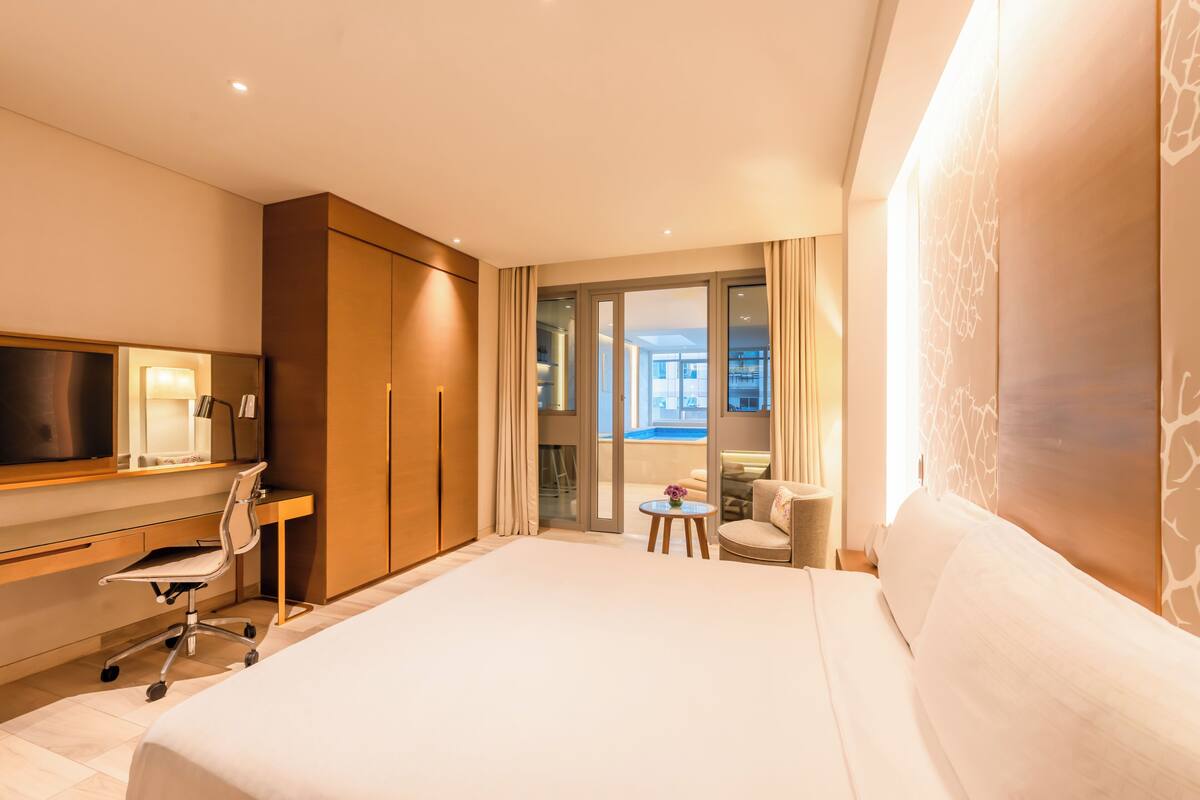 Premium bedding, pillowtop beds, in-room safe, individually decorated