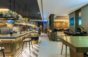 2 restaurants; breakfast, lunch, dinner, and brunch served - Al Bandar Arjaan by Rotana - Dubai Creek (Dubai)