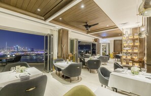 2 restaurants, breakfast, lunch, dinner served; international cuisine - Al Bandar Arjaan by Rotana - Dubai Creek (Dubai)