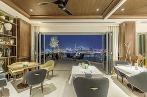 A dining area with a city view, wooden ceiling, and modern furnishings. - Al Bandar Arjaan by Rotana - Dubai Creek (Dubai)