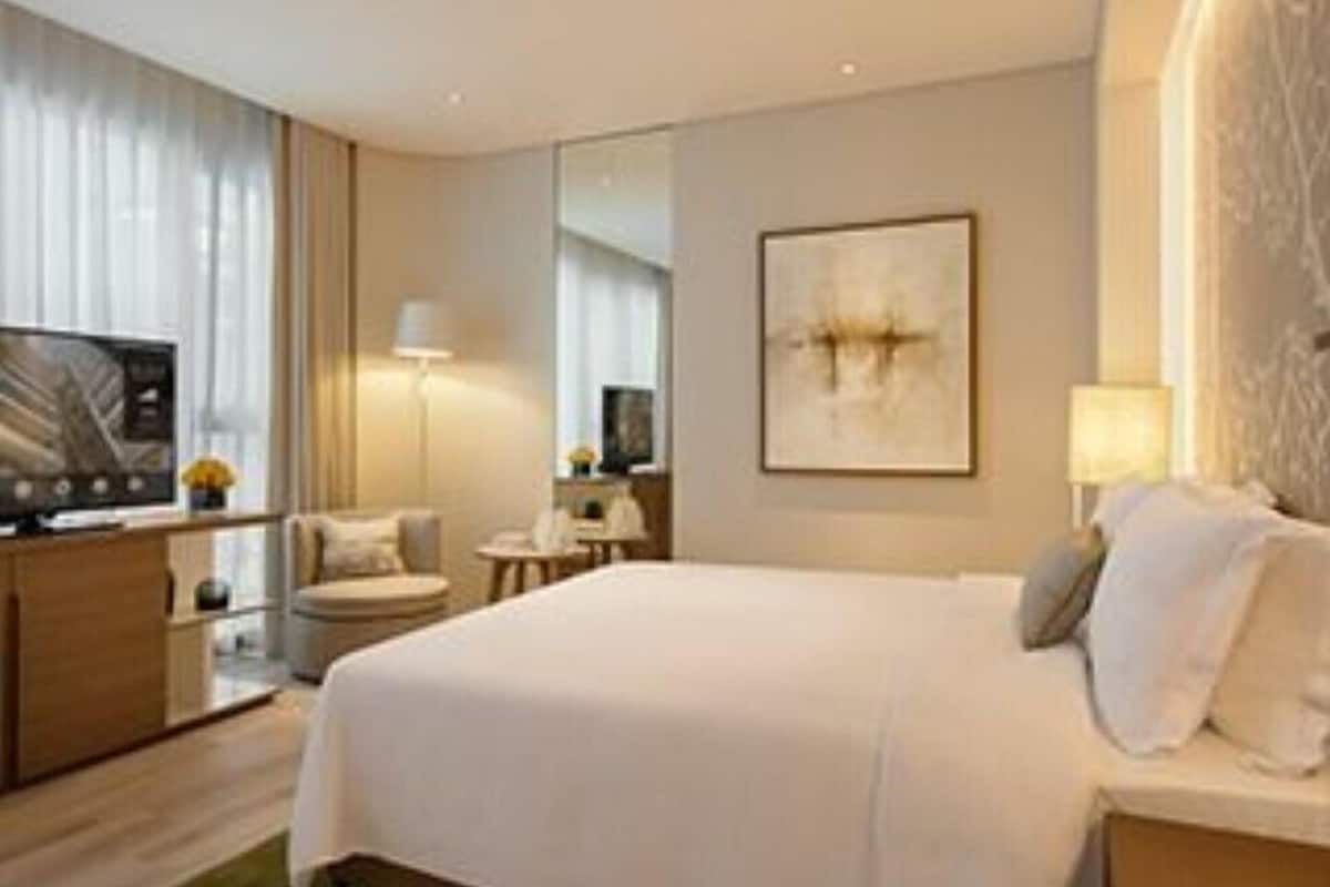 Une chambre d’hôtel équipée d’un lit, d’une télévision, d’un bureau et d’une chaise.