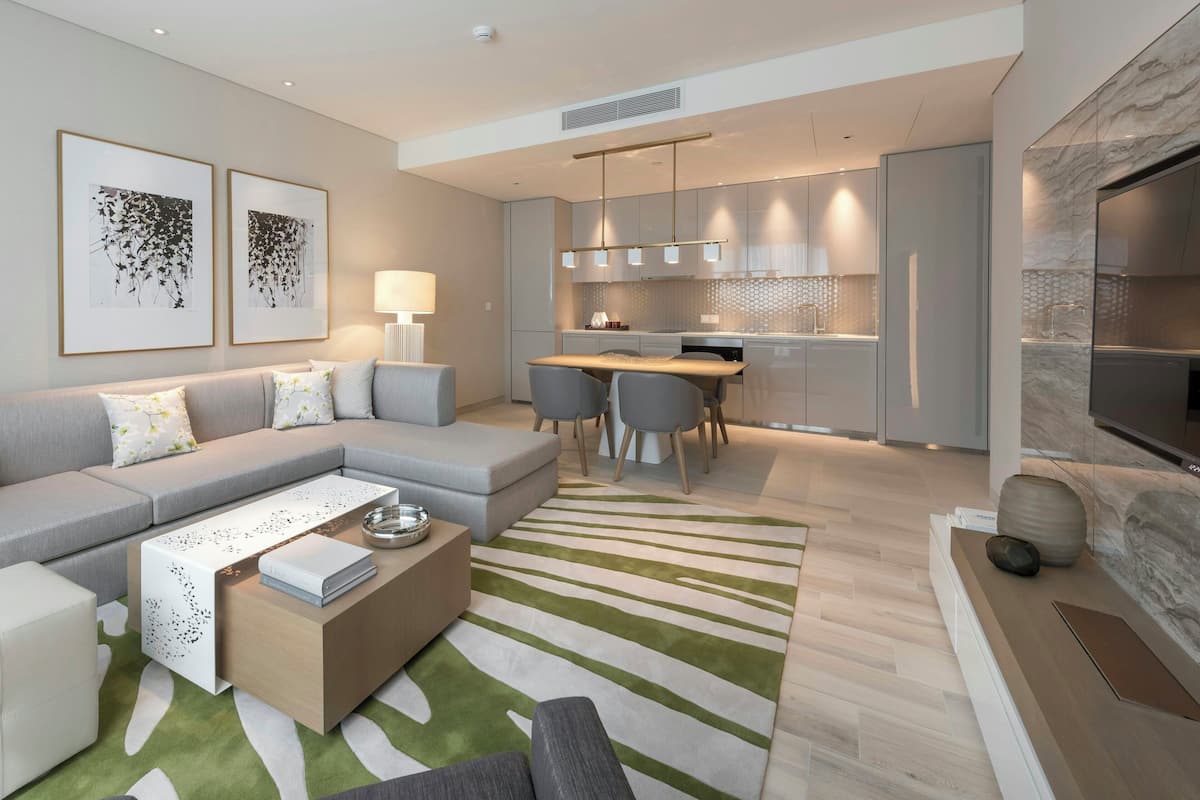 Un salon moderne comprenant un canapé, une table basse et un coin cuisine avec une table à manger.
