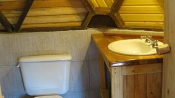 Shower, perlengkapan mandi gratis, pengering rambut, dan kloset