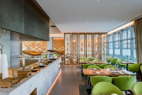 3 restaurantes, café da manhã, local e internacional