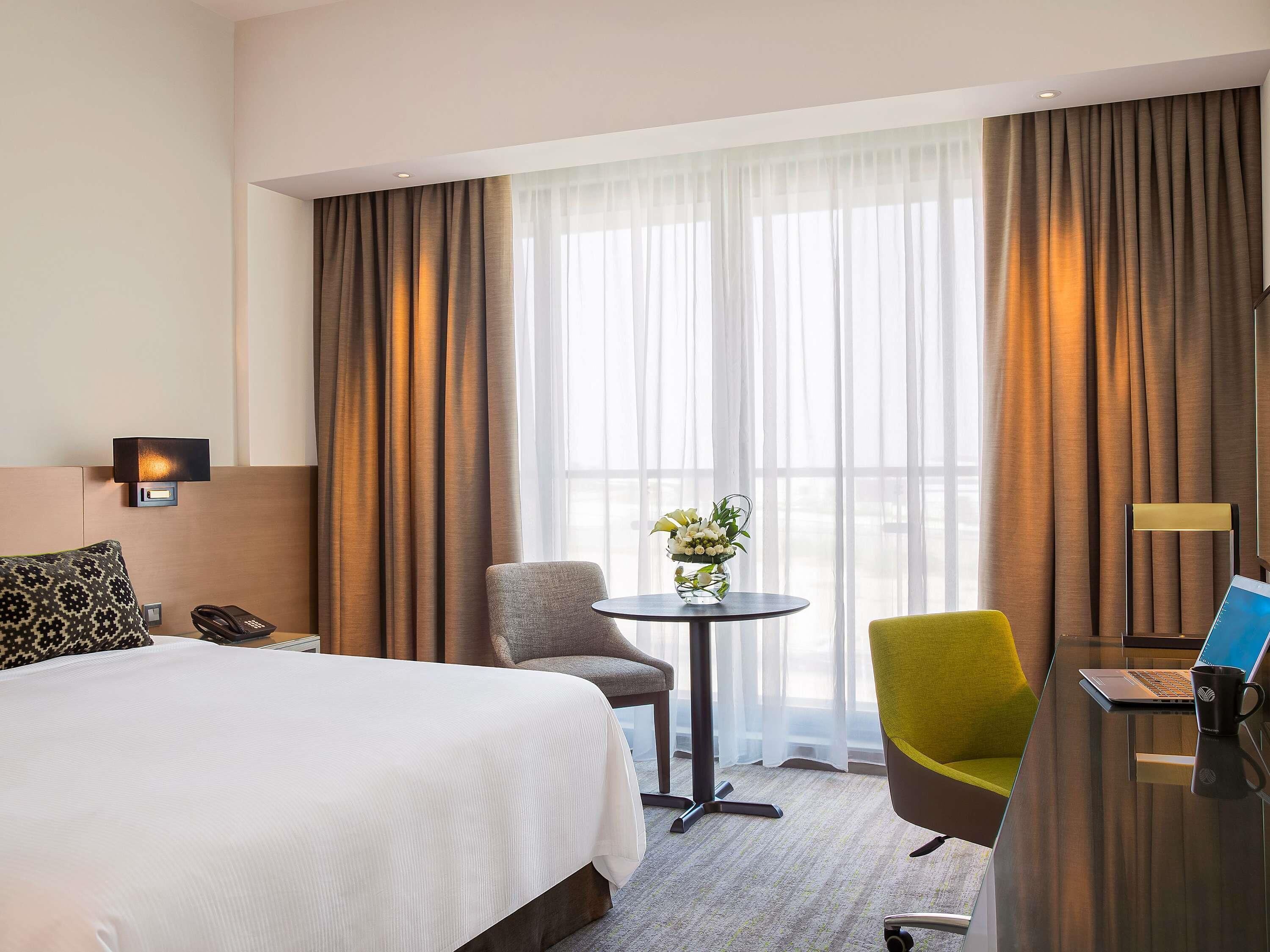 Ropa de cama de alta calidad, colchones con pillow-top y minibar 