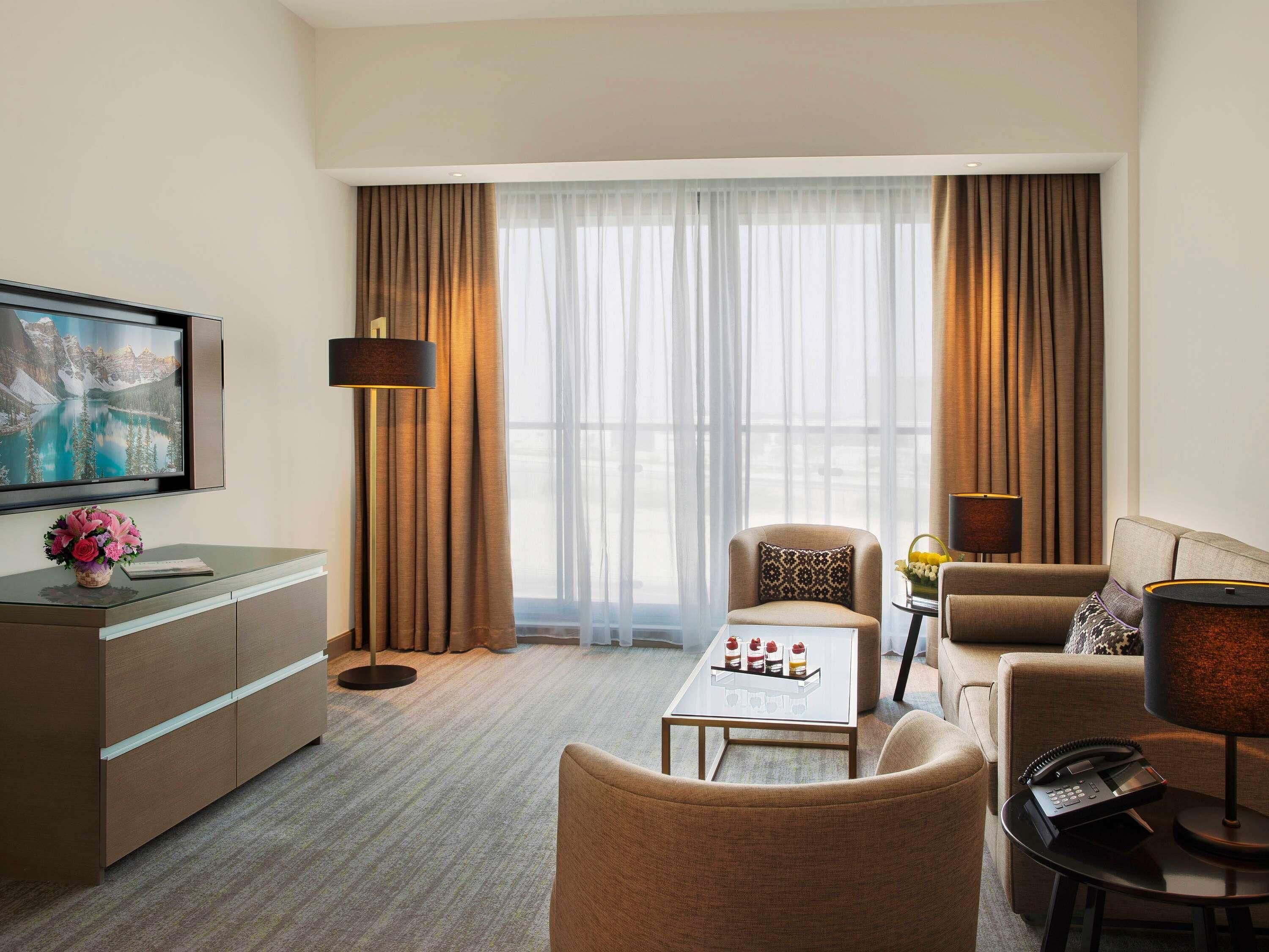deluxe suite, 1 king bed | premium bedding, pillow-top beds, minibar, in-room safe