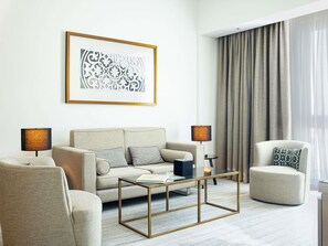 Suite Deluks, 1 Tempat Tidur King | Seprai premium, bantalan ekstra lembut, minibar, dan brankas