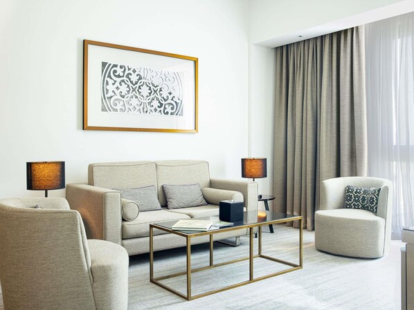 Deluxe suite, 1 kingsize bed | Luxe beddengoed, pillowtop-bedden, een minibar, een kluis op de kamer