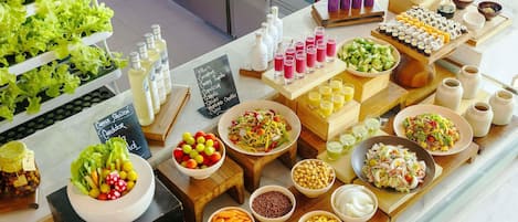 3 restaurants; breakfast, lunch, dinner, and brunch served