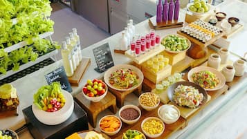 3 restaurants; breakfast, lunch, dinner and brunch served