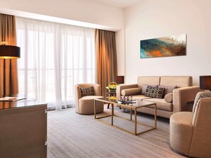 Deluxe suite, 1 kingsize bed | Luxe beddengoed, pillowtop-bedden, een minibar, een kluis op de kamer