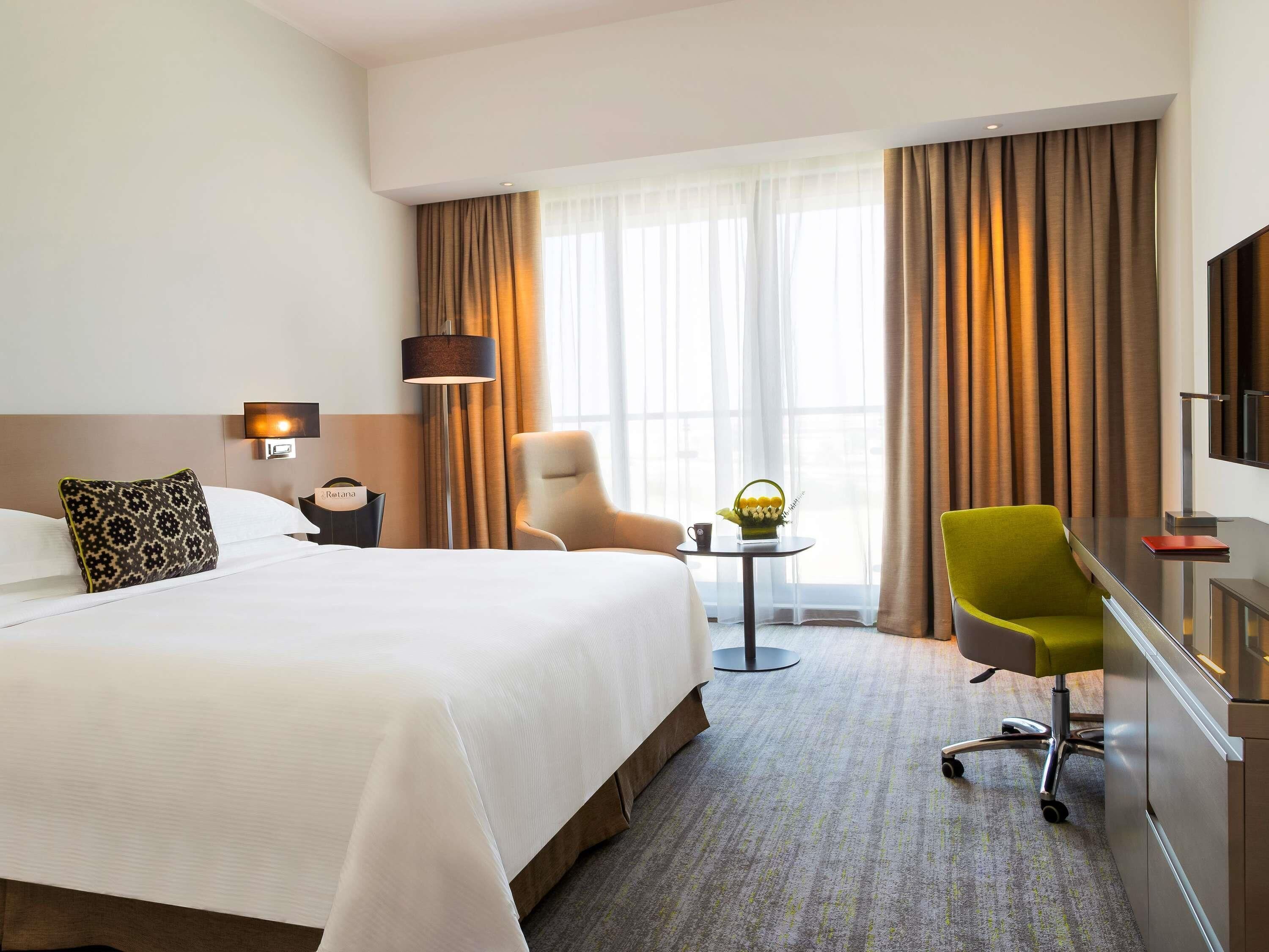 Luxe beddengoed, pillowtop-bedden, een minibar, een kluis op de kamer