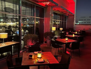 3 restaurants, spécialités Cuisine locale et internationale
