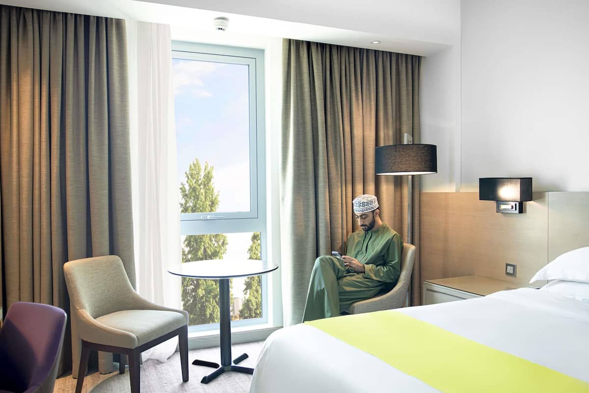 أغطية فراش متميزة وأسرّة بطبقة علوية مريحة وميني بار وخزنة داخل الغرفة