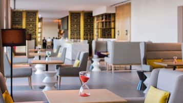 3 restaurants, serveren ontbijt, lokale en internationale gerechten