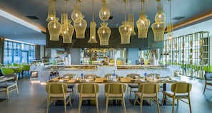 3 restaurantes, café da manhã, local e internacional