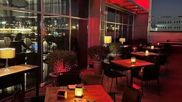 3 restauranter, frokost serveres, lokale og internasjonale retter