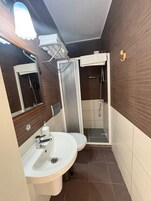 Habitación junior doble | Baño | Ducha, artículos de higiene personal gratuitos y secador de pelo