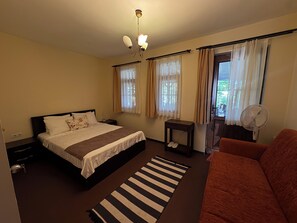 Habitación triple | Ropa de cama de alta calidad, wifi gratis, ropa de cama