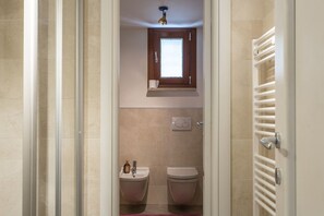 Appartement, 1 chambre | Salle de bain | Douche, articles de toilette gratuits, sĂšche-cheveux, bidet