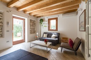 Appartement, 1 chambre | Coin séjour | Télévision à écran plat