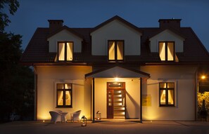Front of property – evening/night - Willa w Dolinie (Tarnow)