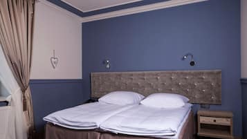 Minibar, caja de seguridad en la habitación y decoración personalizada