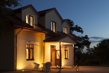 Front of property – evening/night. Willa w Dolinie