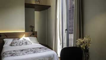 Habitación Doble con baño privado fuera de la habitación | Caja fuerte, decoración individual, escritorio