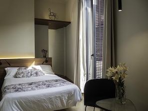 Habitación Doble con baño privado fuera de la habitación | In-room safe, individually decorated, desk, iron/ironing board - Pensión Ciudadela (Barcelona)
