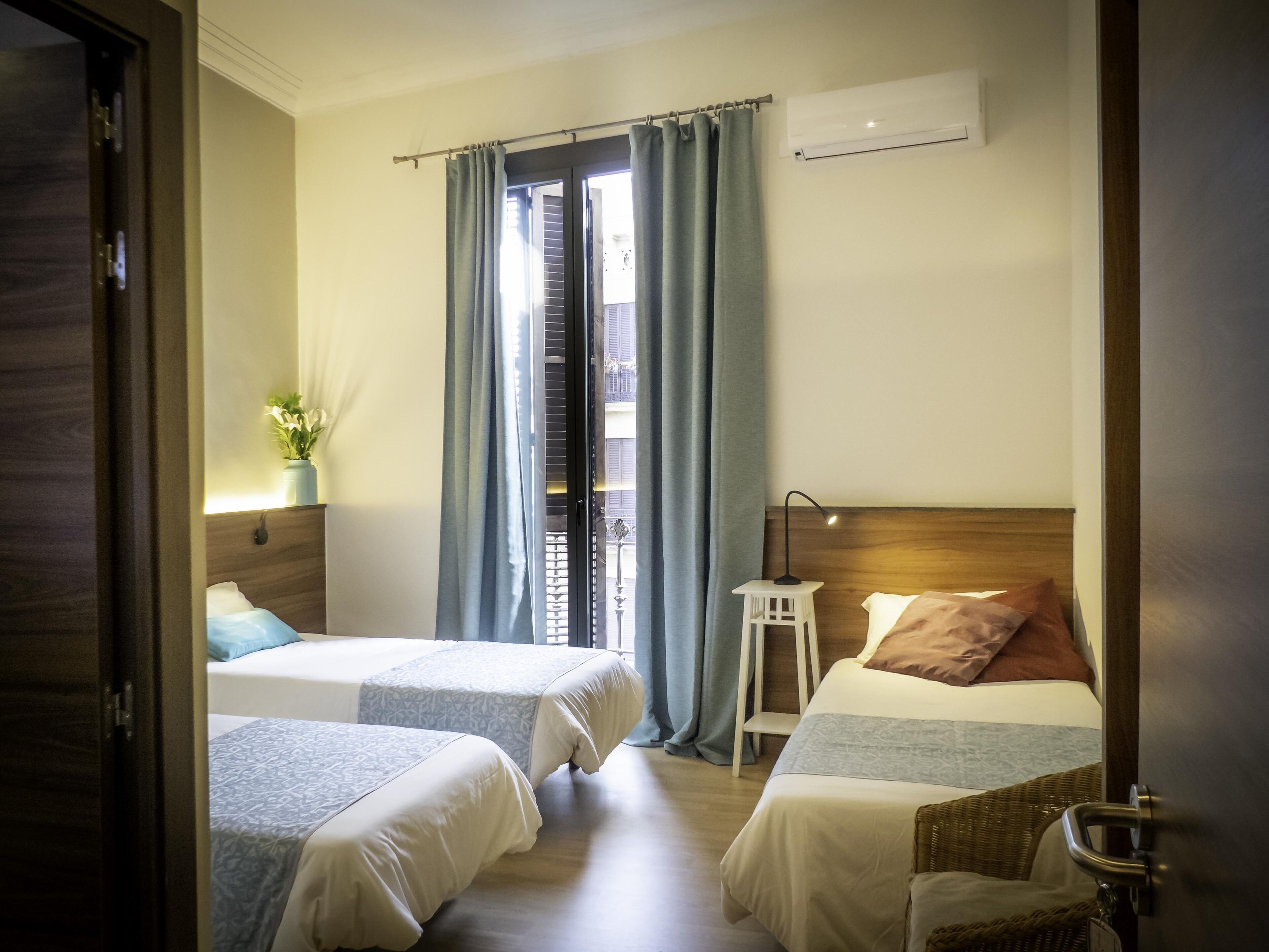 Driepersoonskamer, en-suite badkamer | Een kluis op de kamer, individueel gedecoreerd, een bureau